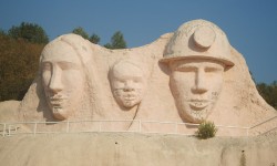 Imagen Monumento a la Familia Minera Imagen Monumento a la Familia Minera