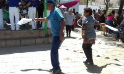 Pareja de baile ejecutando Cahhimbo Mamiñano, en la festividad de la Virgen del Rosario. Autor: Cristían Arias, 2017 Pareja de baile ejecutando Cahhimbo Mamiñano, en la festividad de la Virgen del Rosario. Autor: Cristían Arias, 2017